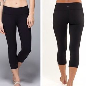 BLACK LULULEMON CROPPED LEGGINGS